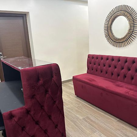 Hostal “ Infantas” Madrid Bagian luar foto