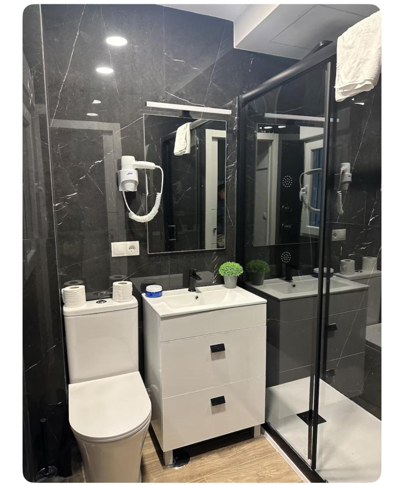 Hostal “ Infantas” Madrid Bagian luar foto