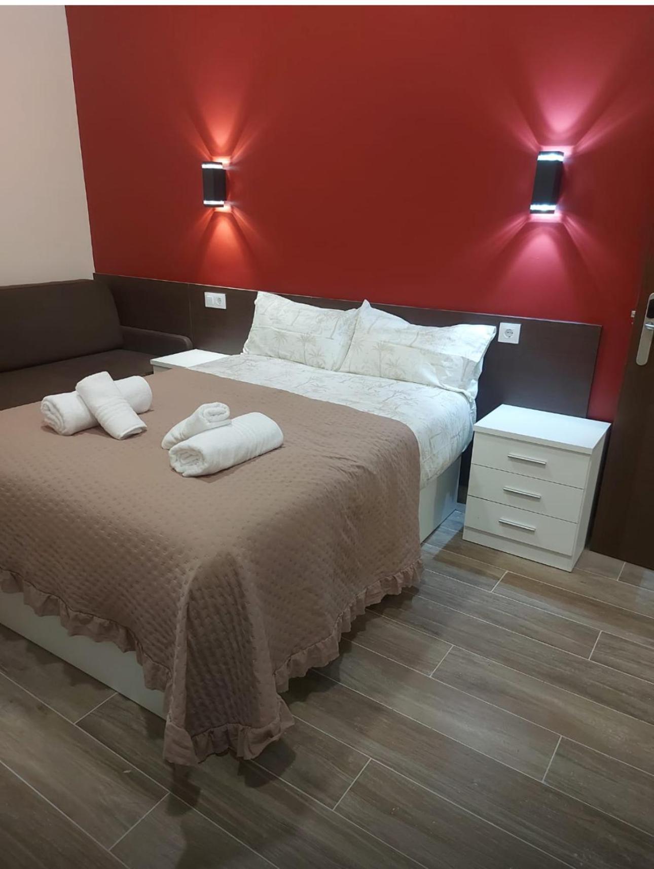 Hostal “ Infantas” Madrid Bagian luar foto