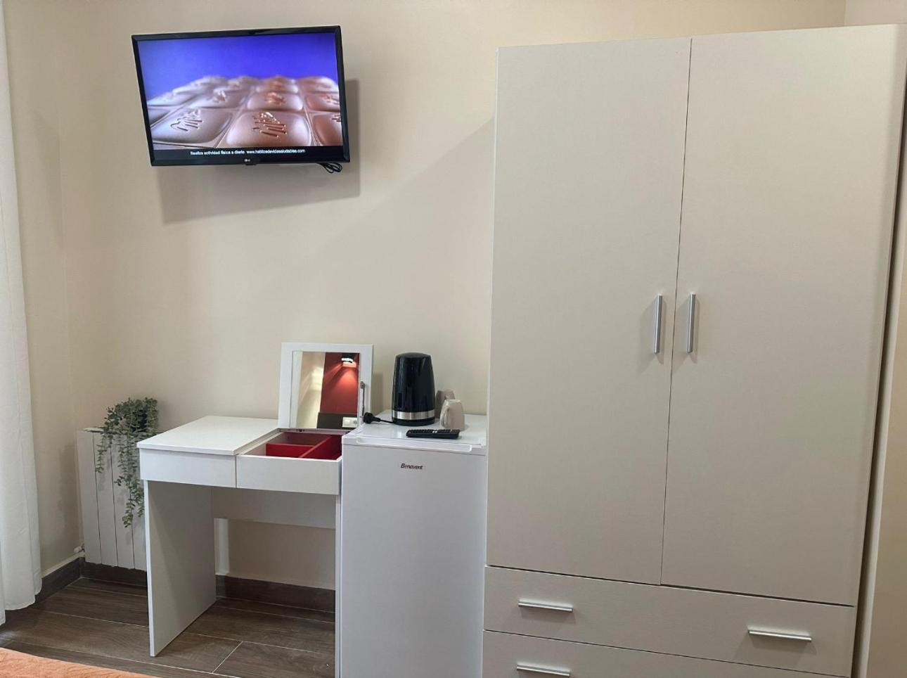 Hostal “ Infantas” Madrid Bagian luar foto