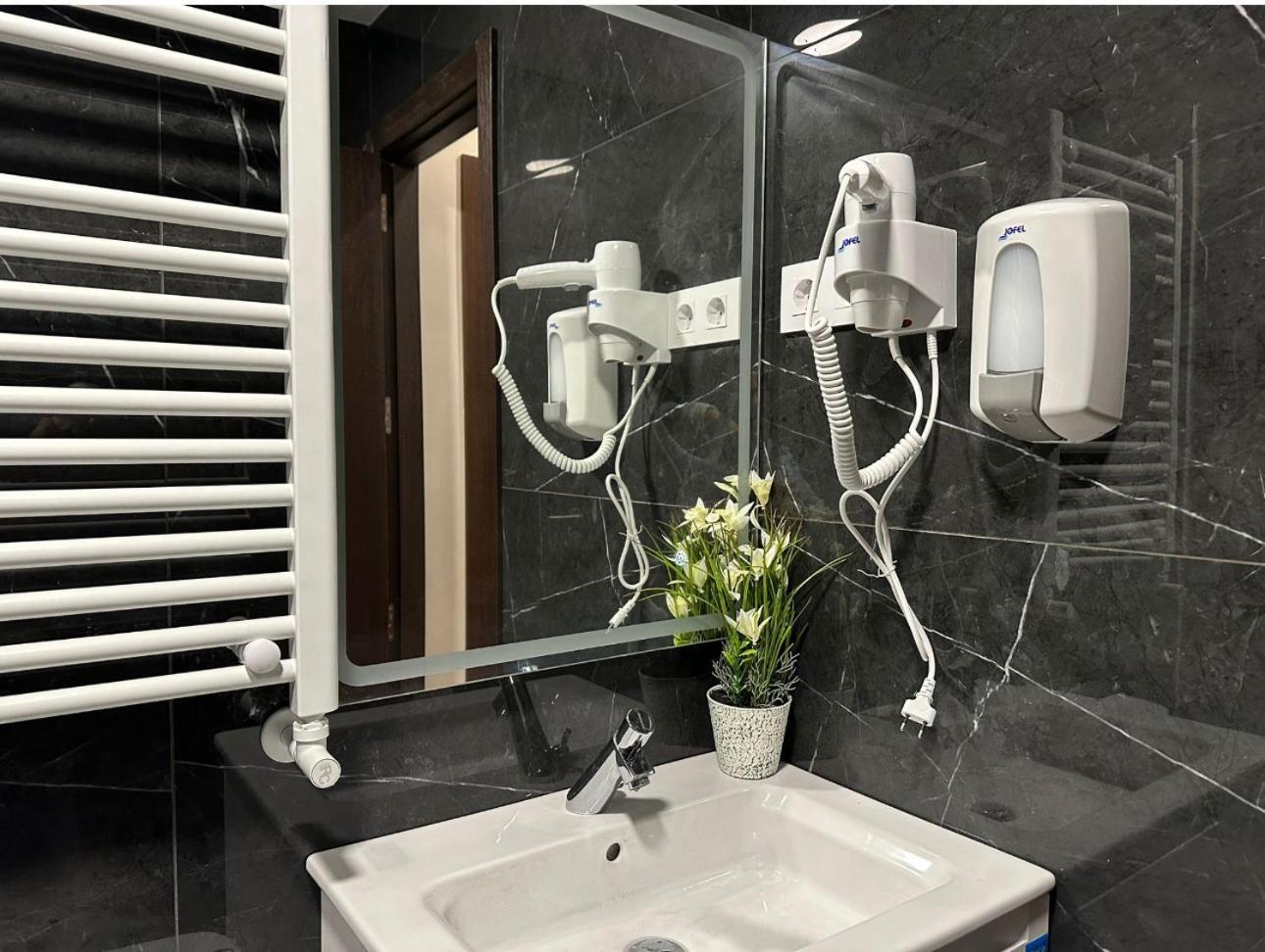 Hostal “ Infantas” Madrid Bagian luar foto