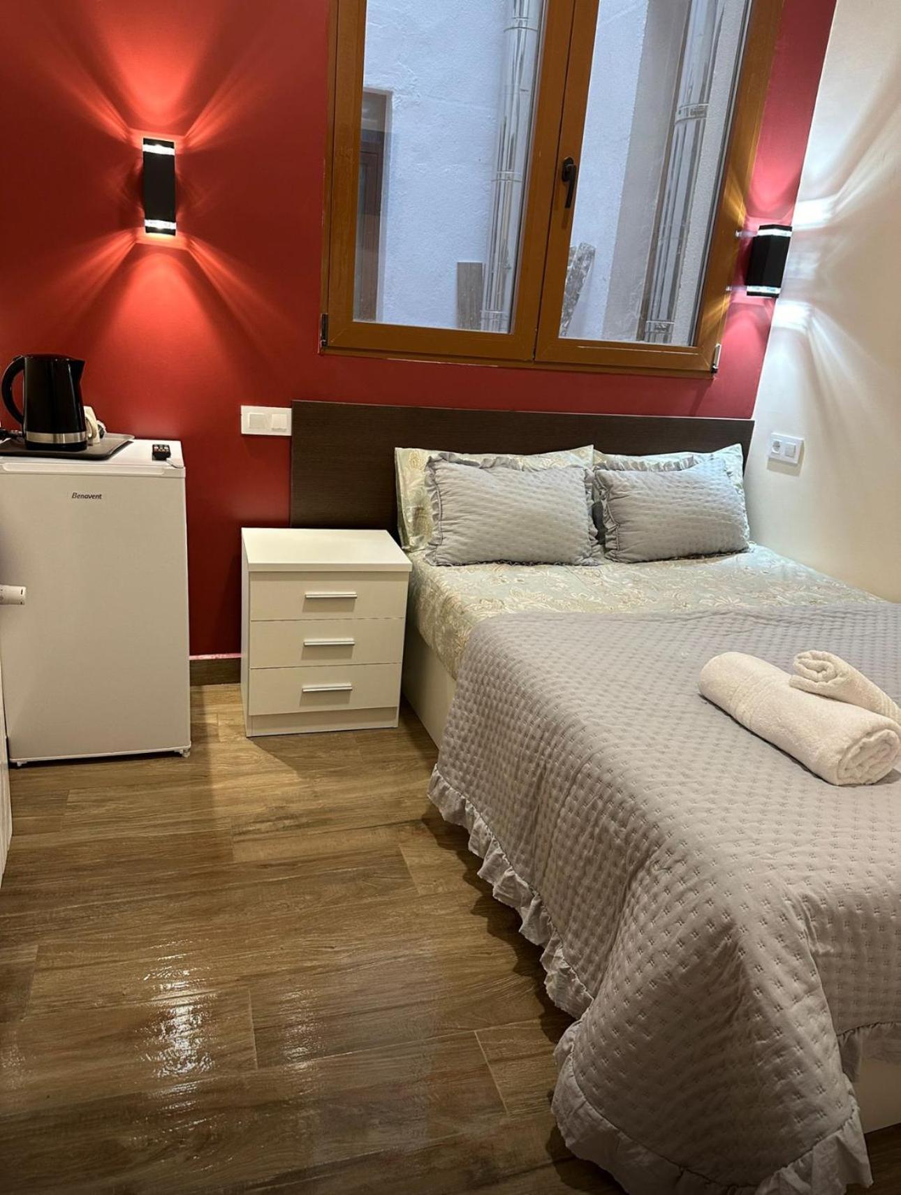 Hostal “ Infantas” Madrid Bagian luar foto