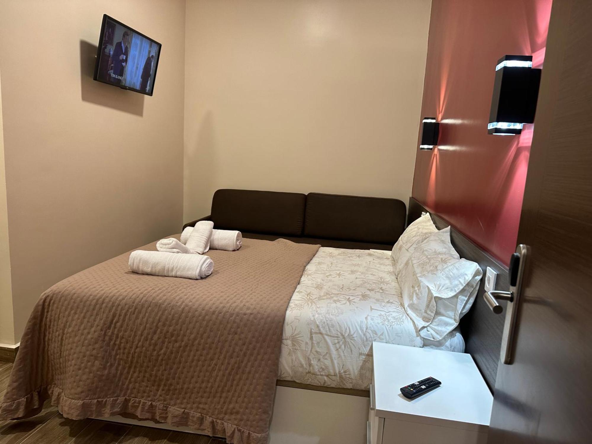 Hostal “ Infantas” Madrid Bagian luar foto